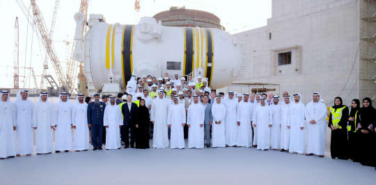 한국전력 등이 건설 중인 아랍에미리트(UAE) 원전 2호기의 원자로 설치 기념식에서 관계자들이 기념촬영을 하고 있다. <한국전력 제공>